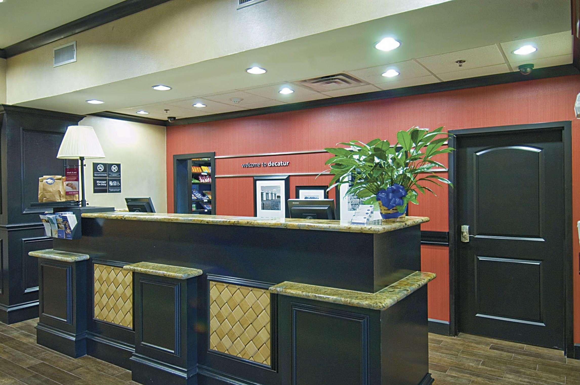 Hampton Inn & Suites Декейтер Интерьер фото